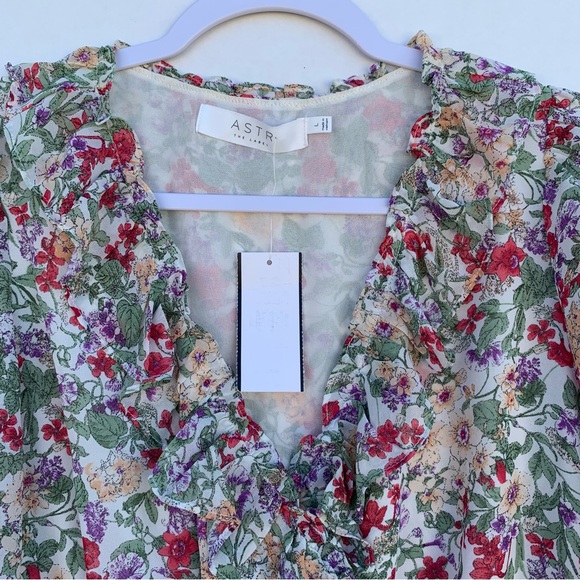 ASTR The Label Fluter Sleeve Ivory Coral Multi Floral Smocked Top Women Size L - Picture 3 of 16